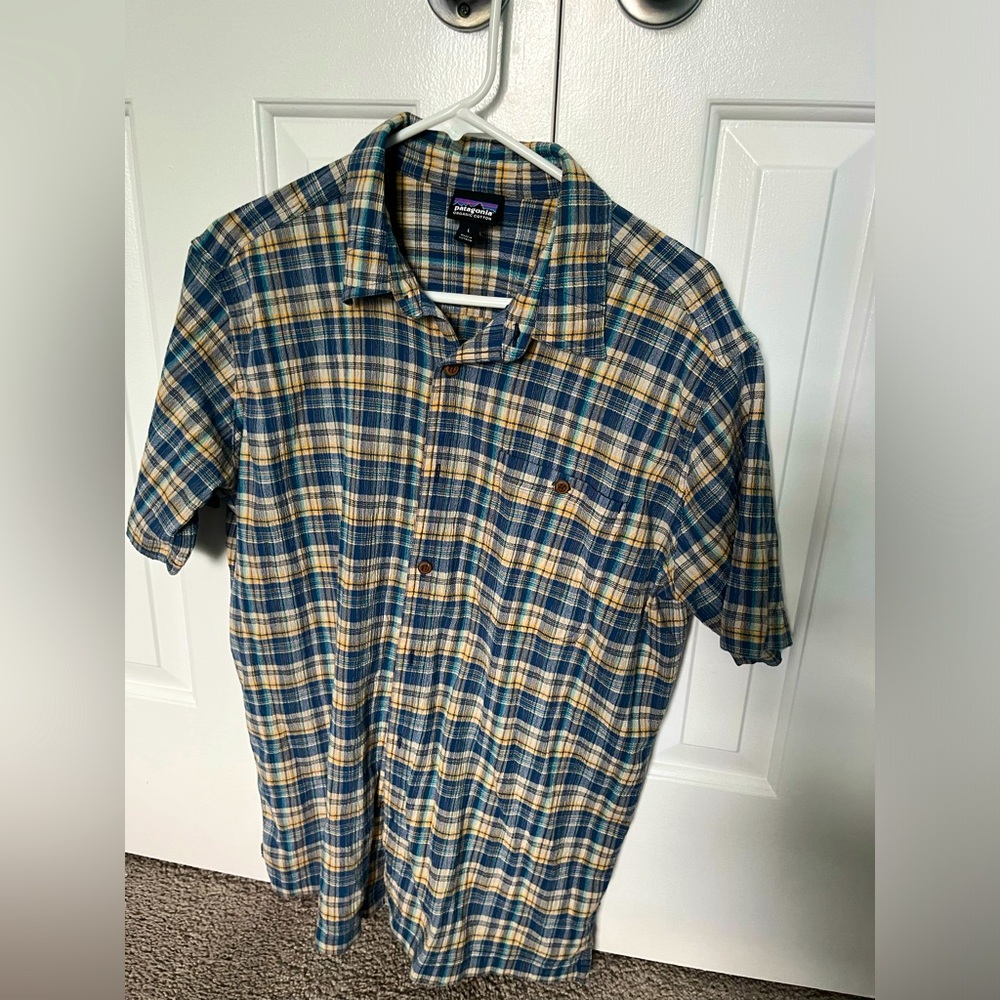 Patagonia Men’s Large Short Sleeve Button up button down shirt blue and yellow